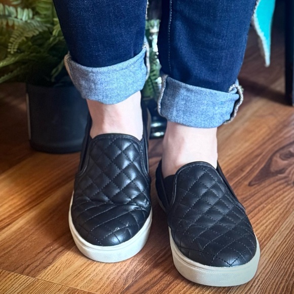 Steve Madden Ecentrcq Patent Leather Quilted Black Slip On Flat Shoes - Picture 3 of 11